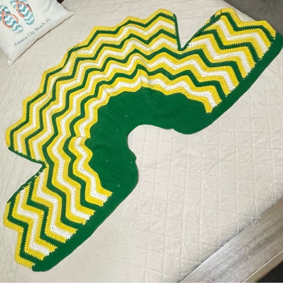 Vintage Handmade Crochet Shawl Wrap Boho GrannyCore Chevron Green Bay Packers - Picture 8 of 9